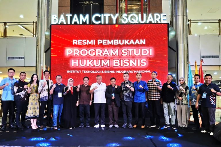 Rektor IIBN Dr. Jontro Simanjuntak bersama sejumlah pejabat dan tamu undangan saat menghadiri IIBN Next Gen Festival 2026 di Atrium BCS Mall, Batam, Kepri, Sabtu (12/9/2026)