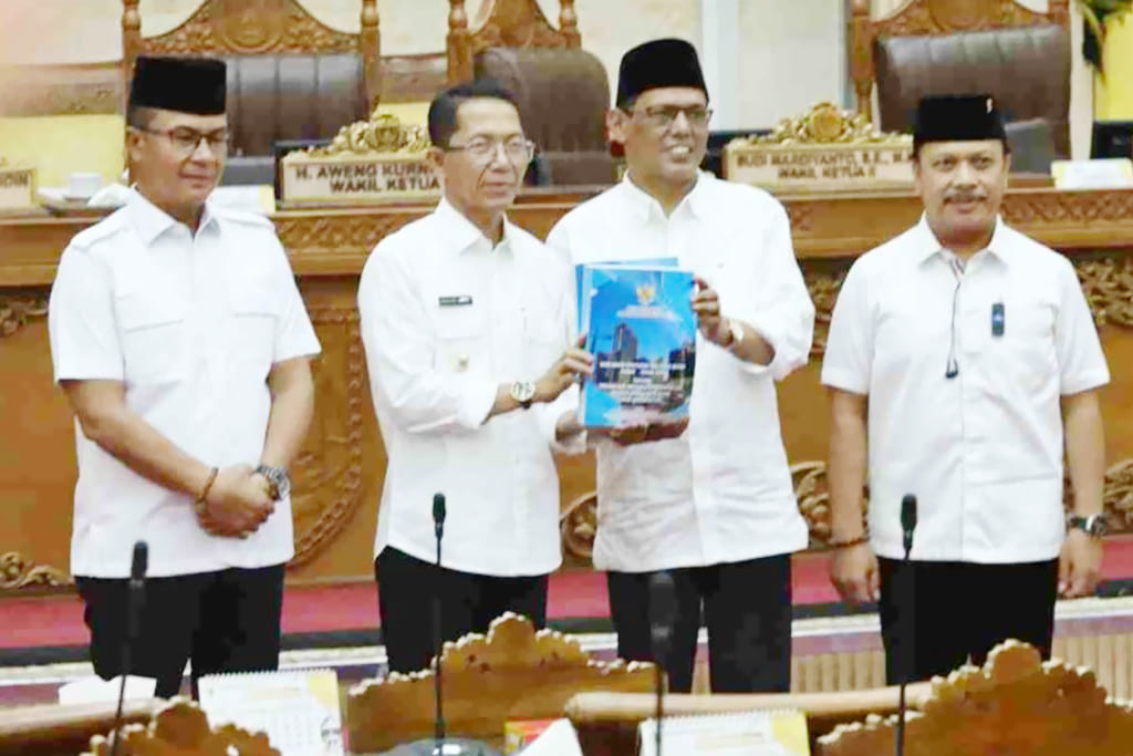 Dari kiri, Ketua I DPRD Kota Batam Haji Aweng Kurniawan, Wali Kota Batam Haji Amsakar Achmad, Ketua DPRD Kota Batam Haji Muhammad Kamaluddin, dan Wakil Ketua II DPRD Kota Batam Budi Mardiyanto saat rapat paripurna penyampaian RAPBD dan Nota Keuangan APBD Batam 2027, Senin (7/9/2026)