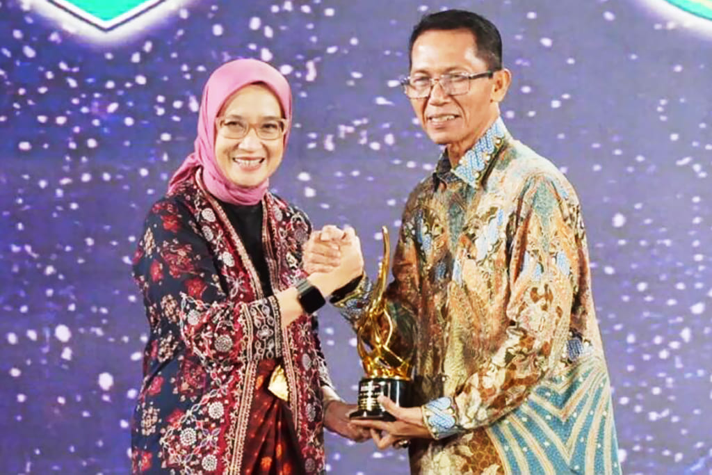 Menteri Pendayagunaan Aparatur Negara dan Reformasi Birokrasi (PANRB) Rini Widyantini (kiri) menyerahkan penghargaan kepada Wali Kota Batam, Amsakar Achmad, di Birawa Assembly Hall, Hotel Bidakara, Jakarta, Rabu (9/9/2026) malam