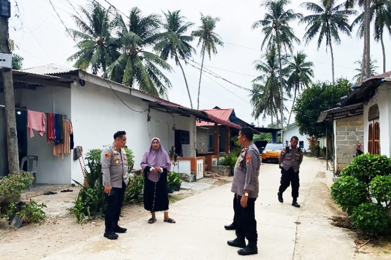 Kapolsek Nongsa AKP Eko Chandra berdialog langsung dengan warga Sambau saat menindaklanjuti keluhan terkait ketersediaan air bersih