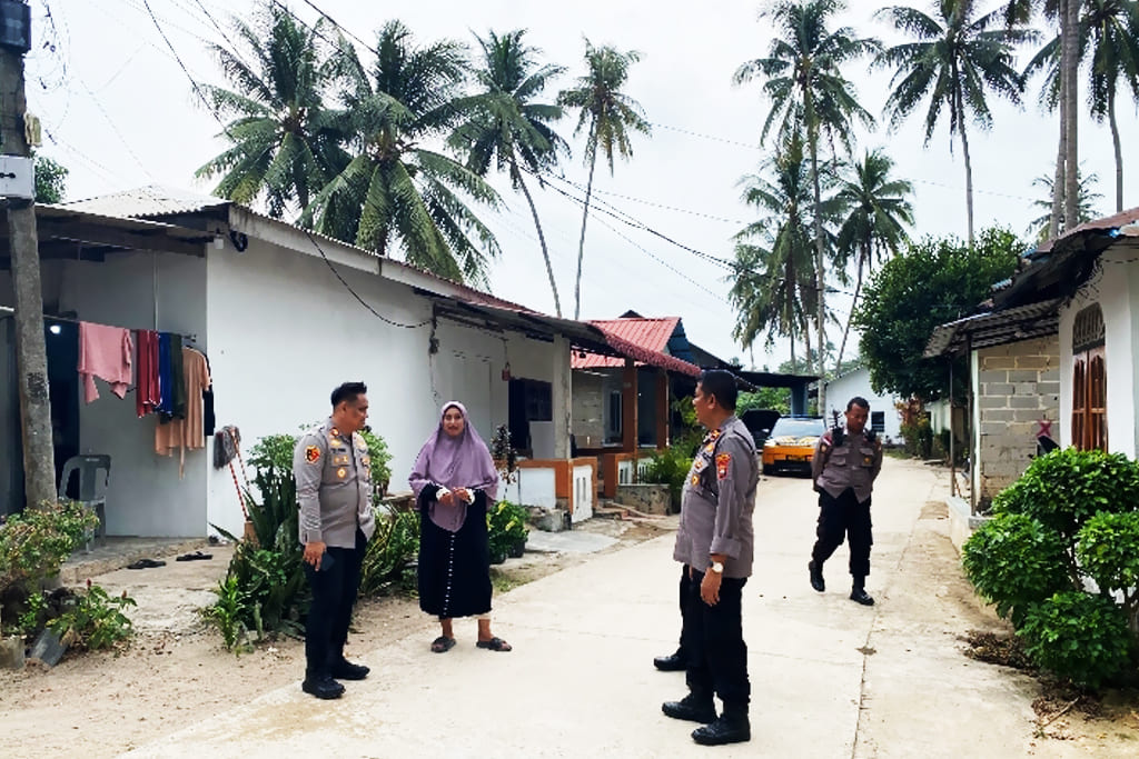 Kapolsek Nongsa AKP Eko Chandra berdialog langsung dengan warga Sambau saat menindaklanjuti keluhan terkait ketersediaan air bersih