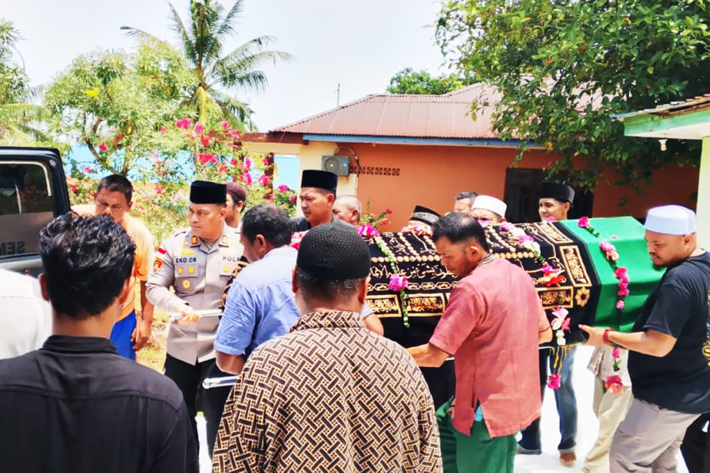 Kapolsek Nongsa AKP Eko Chandra bersama personel Polsek Nongsa saat takziah ke rumah duka M. Salam bin Saleh di Kampung Panau, Kelurahan Kabil, Nongsa, Batam, Selasa (8/9/2026)