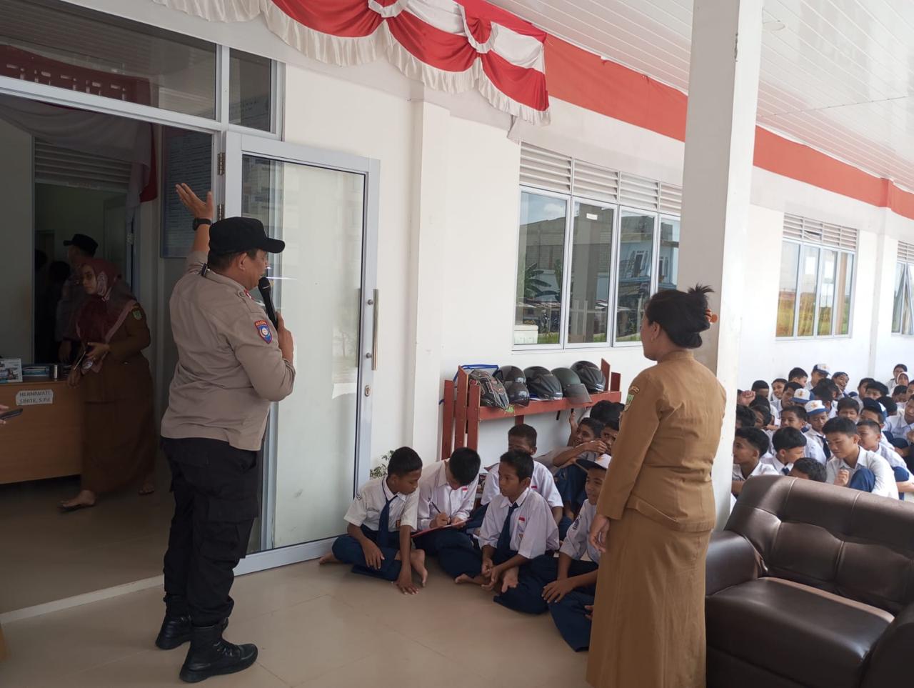 Anggota Satbinmas Polresta Barelang saat memberikan edukasi kepada pelajar SMP Negeri 65 Batam untuk mencegah perundungan, balap liar, dan kenakalan remaja, Rabu (9/9/2026)