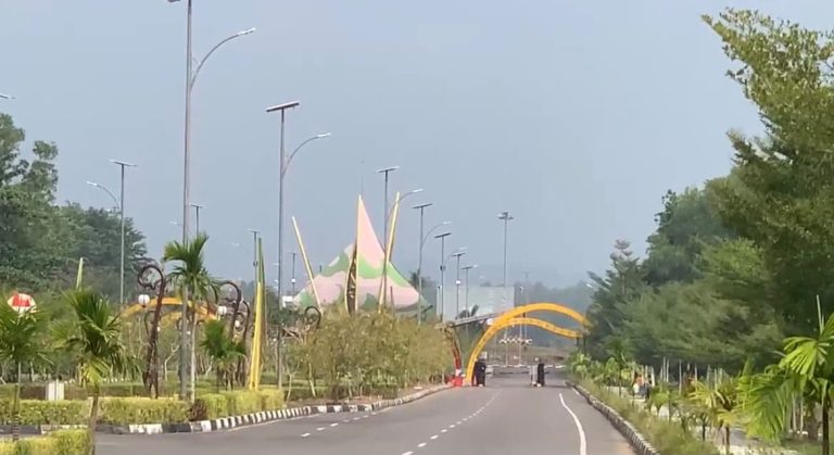 Kabut asap menyelimuti kawasan Tanjungpinang, Kepulauan Riau. Kondisi tersebut mengganggu jarak pandang dan kualitas udara warga