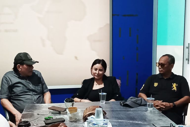 Selebgram Ayu Andiyanti Aulia atau Ayu Aulia saat bersilaturahmi di Graha PWI Kepri, Batam, ditemui Ketua Forum Pemred PWI Kepri Marganas Nainggolan (kiri) dan Ketua PWI Provinsi Kepri H. Saibansah Dardani, Sabtu (26/9/2026)