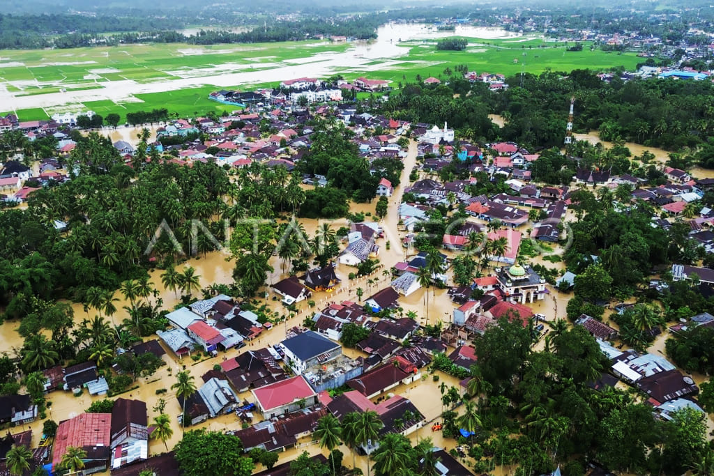 Banjir bandang atau galodo menerjang kawasan pusat pemerintahan Kabupaten Solok, Sumatera Barat, Senin (21/9/2026) malam