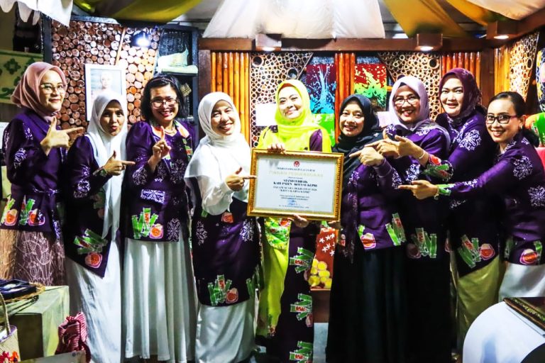 Tim Dekranasda Bintan menerima penghargaan Dekrafest Kepri 2026