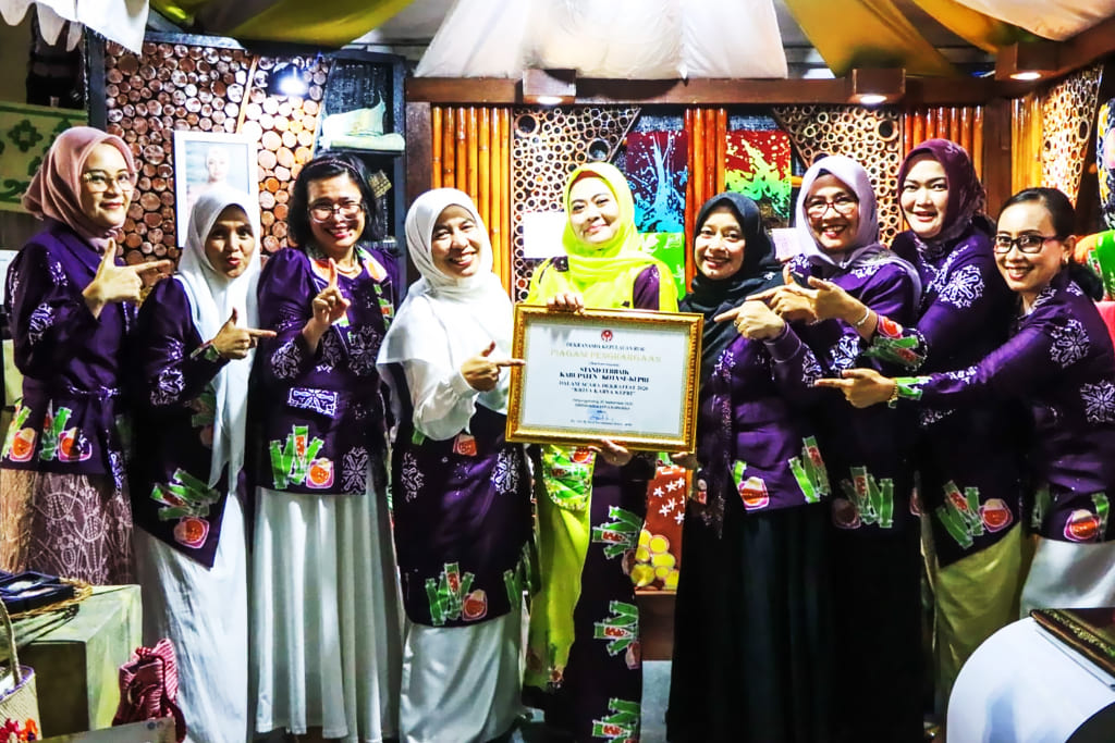 Tim Dekranasda Bintan menerima penghargaan Dekrafest Kepri 2026
