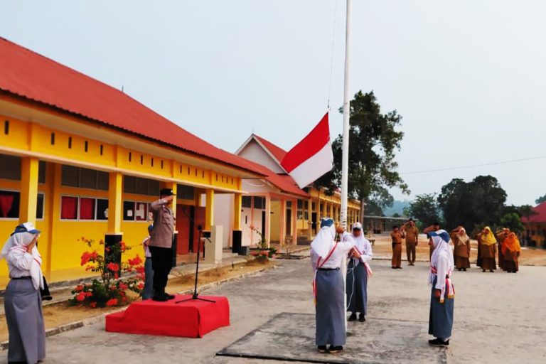 Bhabinkamtibmas Desa Lanjut Kecamatan Singkep Pesisir Brigpol Sukoy De Komar membina pelajar SMA Negeri 1 Singkep Pesisir dalam kegiatan Police Go To School, Senin (14/9/2026)