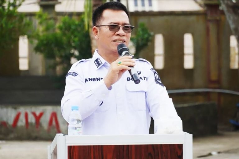 Bupati Kepulauan Anambas Aneng menyerahkan bantuan perlengkapan sekolah kepada siswa baru kelas VII SMP Negeri 2 Siantan di halaman sekolah, Kecamatan Siantan