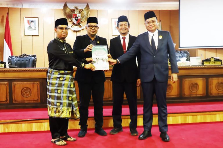 Bupati Karimun Iskandarsyah usai menyampaikan Ranperda P-APBD 2026 dalam Rapat Paripurna DPRD Karimun