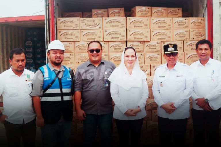 Bupati Natuna Cen Sui Lan saat meninjau pasokan Minyak Kita di Pelabuhan Selat Lampa, Rabu (23/9/2026)