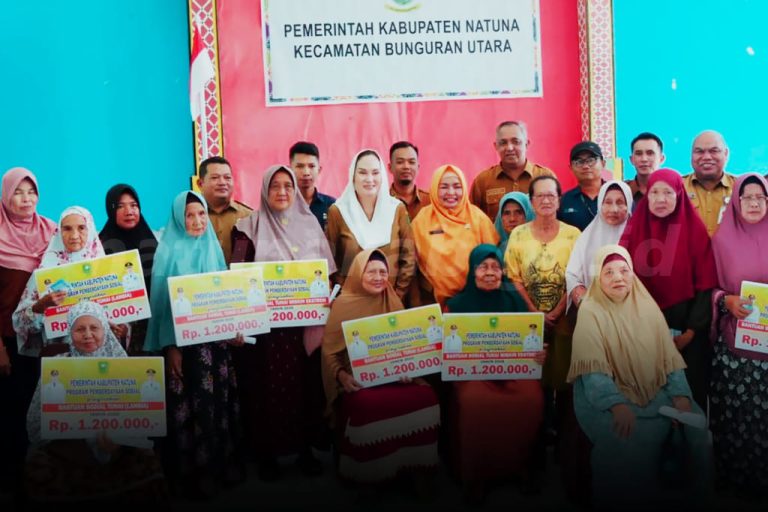 Bupati Natuna Cen Sui Lan menyerahkan bantuan sosial secara simbolis kepada warga penerima di Gedung Pertemuan Kantor Camat Bunguran Utara, Selasa (29/9/2026)