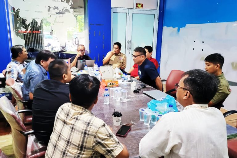 Ketua PWI Kepri H. Saibansah Dardani menjelaskan alasan Gubernur Kepri Ansar Ahmad tak diundang dalam pelantikan PWI Kepri di hadapan sejumlah pemimpin redaksi media, Selasa (23/9/2026)