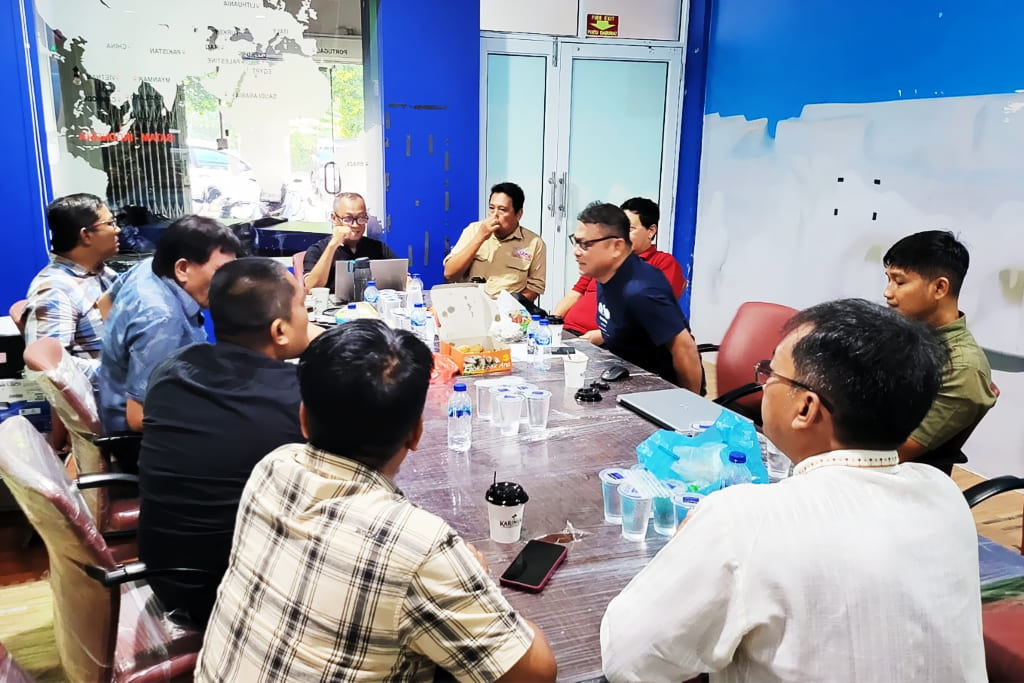 Ketua PWI Kepri H. Saibansah Dardani menjelaskan alasan Gubernur Kepri Ansar Ahmad tak diundang dalam pelantikan PWI Kepri di hadapan sejumlah pemimpin redaksi media, Selasa (23/9/2026)