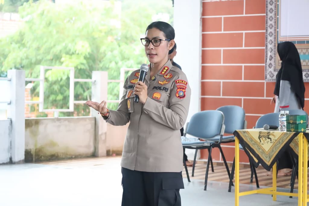 Kabid Humas Polda Kepri Kombes Pol. Dr. Nona Pricillia Ohei saat memberikan sosialisasi penerimaan murid baru SMA Kemala Taruna Bhayangkara Tahun Ajaran 2027/2028
