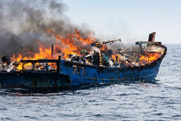 Kapal kargo terbakar hebat di perairan Tokong Palang Biru, Kabupaten Kepulauan Anambas, Jumat (11/9/2026)