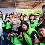 Kapolda Kepri Irjen Polisi Asep Safrudin foto bersama para pengemudi ojek online usai syukuran Hari Lalu Lintas Bhayangkara ke-71 di Lapangan Engku Putri, Batam, Rabu (23/9/2026)