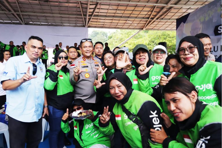 Kapolda Kepri Irjen Polisi Asep Safrudin foto bersama para pengemudi ojek online usai syukuran Hari Lalu Lintas Bhayangkara ke-71 di Lapangan Engku Putri, Batam, Rabu (23/9/2026)
