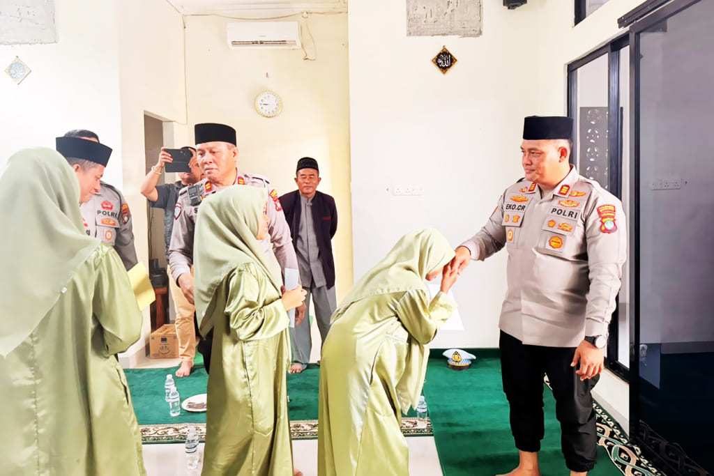 Kapolsek Nongsa AKP Eko Chandra menyerahkan santunan kepada anak yatim piatu Panti Asuhan Miftahul Ulum saat kegiatan binrohtal personel Polsek Nongsa Batam, Kamis (24/9/2026)