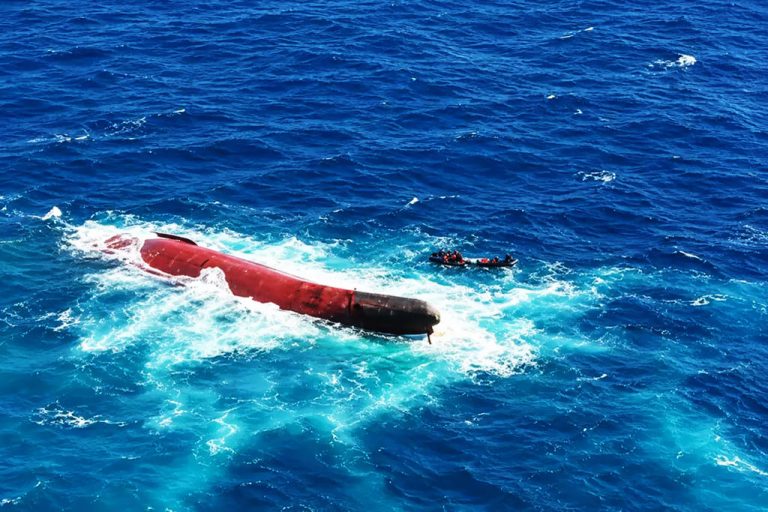 KM Virgo Transport 8 terbalik di Laut Jawa saat berlayar dari Surabaya menuju Banjarmasin, Minggu (13/9/2026). Sejumlah penumpang terpaksa menyelamatkan diri dengan melompat ke laut sebelum mendapat pertolongan