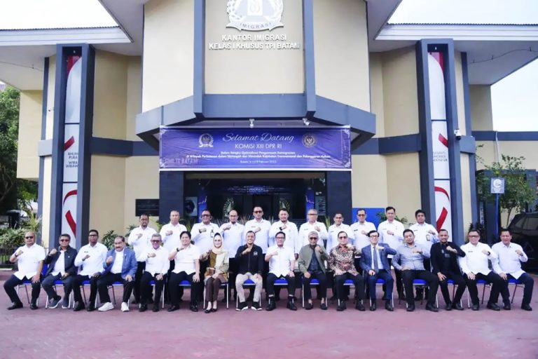 Ketua Komisi XIII DPR RI Willy Aditya saat melakukan kunjungan spesifik pengawasan ke Kantor Imigrasi Kelas Batam. Kunjungan tersebut untuk melihat dampak efisiensi terhadap kualitas pelayanan keimigrasian, Kamis (6/2/2025)