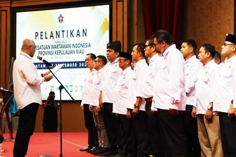 Ketua Umum PWI Pusat Akhmad Munir melantik dan mengukuhkan kembali Pengurus PWI Kepri Masa Bakti Lanjutan 2023–2028 di Ballroom Harmoni One, Batam Center, Batam, Kamis (17/9/2026).