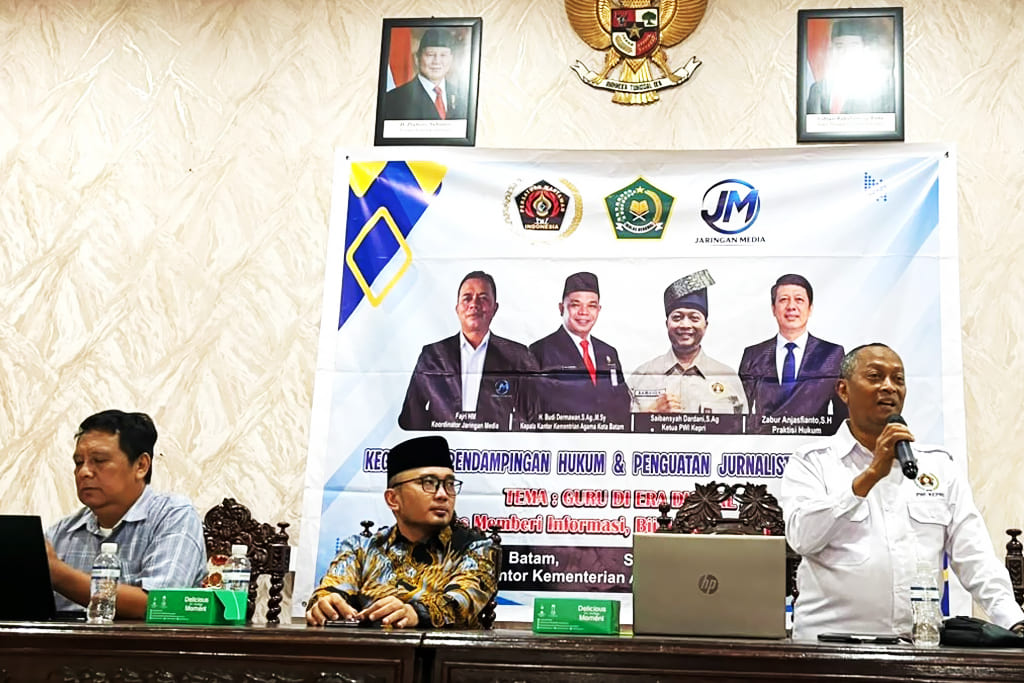 Ketua PWI Kepri H. Saibansah Dardani (kanan) dan Wakil Ketua Bidang Hukum Zabur Anjasfianto (kiri) menjadi narasumber pembekalan jurnalistik dan hukum bagi guru madrasah se-Kota Batam, Rabu (24/9/2026)