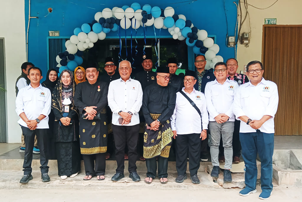 Ketua Umum PWI Pusat Akhmad Munir (empat dari kiri) usai meresmikan Graha PWI Kepri, Kamis (17/9/2026) siang