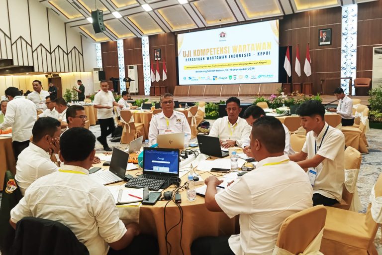 Peserta mengikuti Uji Kompetensi Wartawan (UKW) PWI Kepri di Balairung Sari BP Batam, Jumat (18/9/2026). UKW menguji kompetensi sekaligus integritas wartawan dalam menjalankan profesi jurnalistik