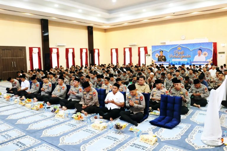 Kapolda Kepri Irjen Pol Asep Safrudin mengikuti Ngaji Kebangsaan bersama Kapolri Jenderal Polisi Listyo Sigit Prabowo dan Gus Baha secara virtual di Gedung Lancang Kuning Polda Kepri, Sabtu (26/9/2026)