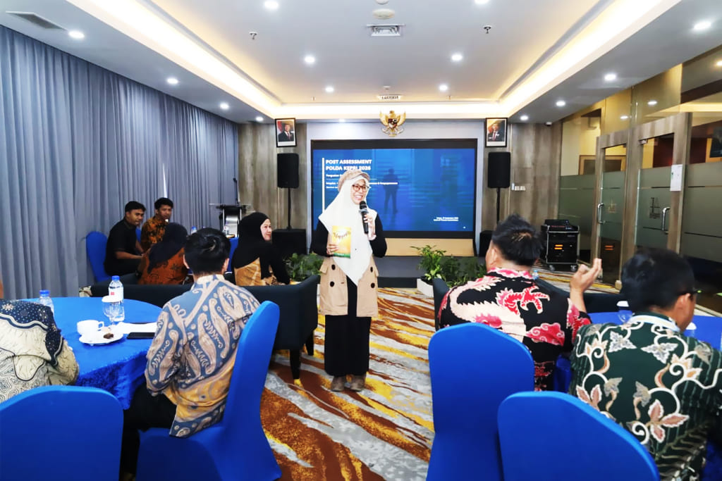 Rica Irma Dhiyanti saat memberikan materi penguatan kompetensi kepada 40 personel Polda Kepri dalam Post Assessment Tahun Anggaran 2026 di Hotel AP Premier Batam, Selasa (29/9/2026)