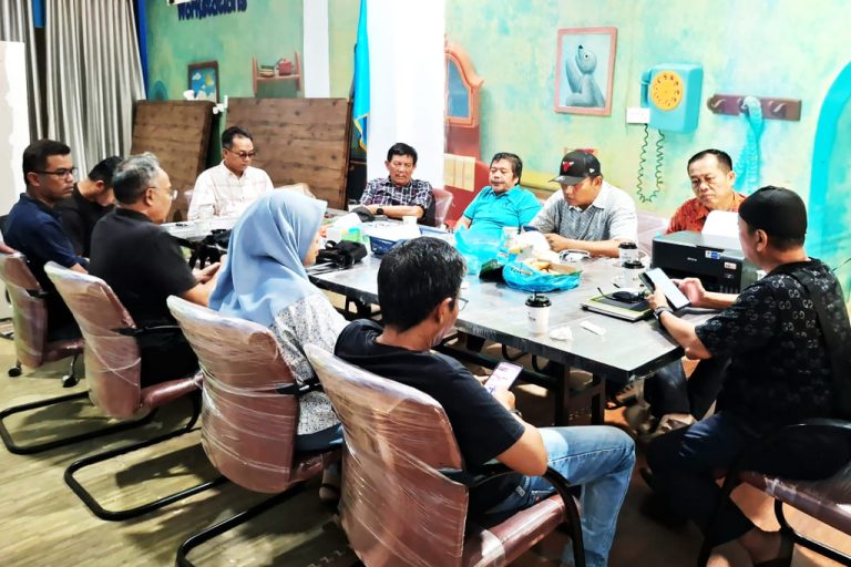 Sejumlah wartawan dan pengurus PWI Provinsi Kepri mengikuti doa bersama untuk lima jurnalis dan tiga kru kapal yang hilang di Graha PWI Kepri, Batam, Minggu (13/9/2026)