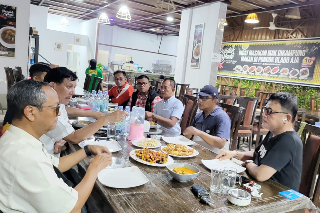 Pengurus PWI Kepri saat menggelar rapat terbatas Senin (14/9/2026) malam menyikapi tragedi di Pulau Setokok yang menewaskan dua warga