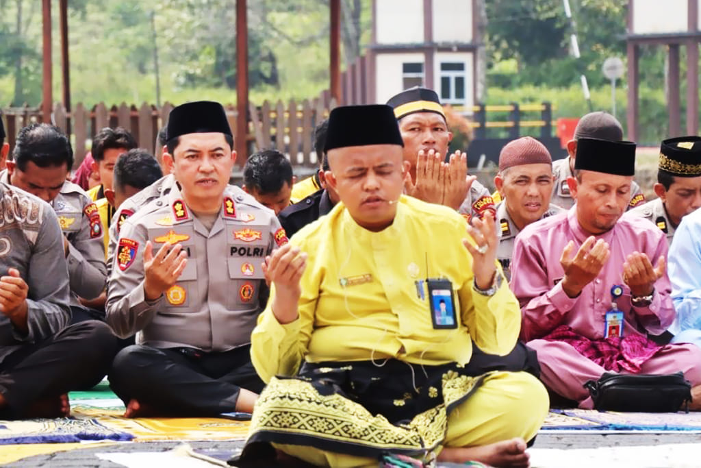 Kapolres Lingga AKBP Ahmad Andi Suryadi bersama jajaran dan masyarakat mengikuti salat taubat dan istisqa di lapangan Tribrata Polres Lingga, Jumat (25/9/2026)