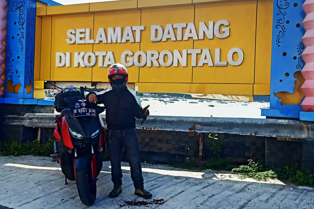Seorang pengendara sepeda motor berfoto dengan latar belakang gapura bertuliskan “Selamat Datang di Kota Gorontalo” sebagai penanda memasuki wilayah Kota Gorontalo, Provinsi Gorontalo