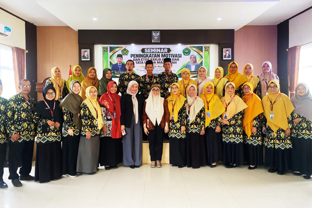 Narasumber berfoto bersama peserta seminar usai kegiatan peningkatan motivasi dan etos kerja guru serta tenaga tata usaha madrasah di MTsN Karimun, Rabu (30/9/2026).
