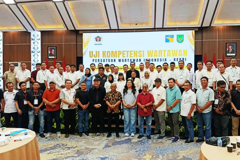 Peserta mengikuti Uji Kompetensi Wartawan (UKW) PWI Kepri 2026 di Balairung Sari BP Batam, Sabtu (19/9/2026). Sebanyak 36 wartawan mengikuti ujian, dengan 32 peserta dinyatakan kompeten