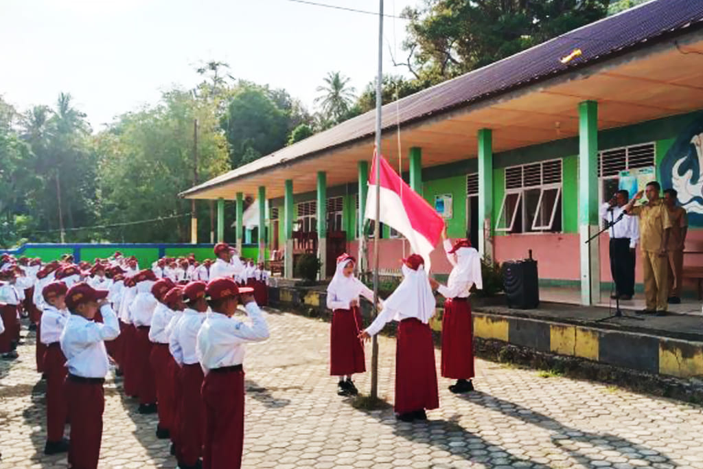 Siswa SD mengikuti upacara bendera di salah satu sekolah di Kabupaten Natuna, Kepulauan Riau