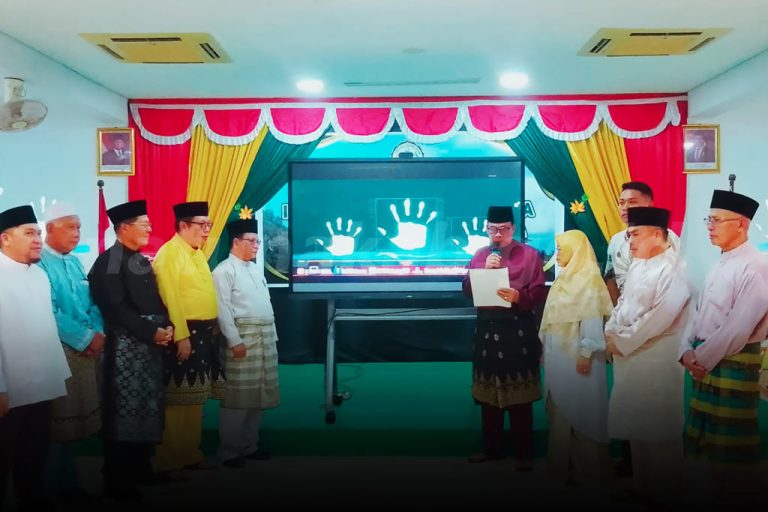 Wakil Bupati Natuna Jarmin bersama Ketua Yayasan Abdi Umat Natuna Dra. Ngesti Yuni Suprapti, M.A., dan Rektor IAI Natuna Dr. H. Umar, S.Ag., M.Pd.I. saat peresmian IAI Natuna di Kecamatan Bunguran Timur, Sabtu (12/9/2026)