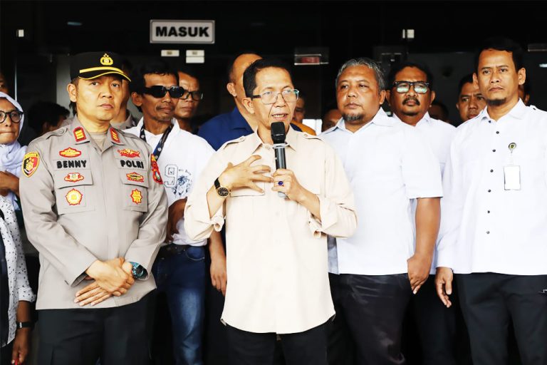 Wali Kota Batam Amsakar Achmad menemui pekerja PT. Ghim Li Indonesia di depan Kantor Wali Kota Batam