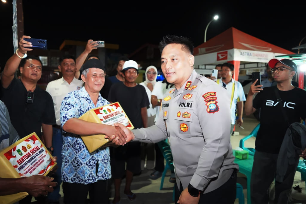 Kapolsek Nongsa AKP Eko Chandra membagikan paket sembako kepada masyarakat di kawasan Summerland sebagai bagian dari kegiatan patroli sinergitas