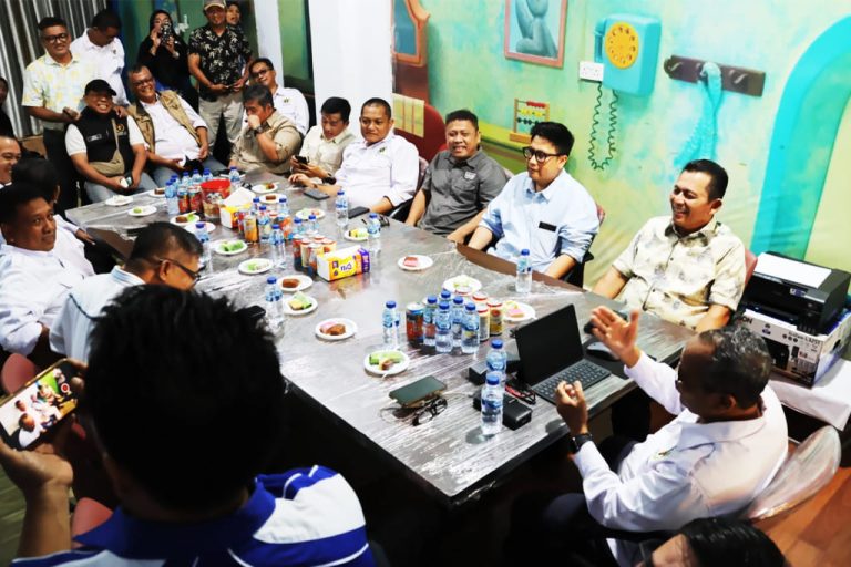 Gubernur Kepri Ansar Ahmad saat bersilaturahmi dengan pengurus PWI Kepri di Graha PWI Kepri, Batam, Sabtu (3/10/2026)