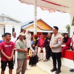 Kapolsek Nongsa AKP Eko Chandra SH MM berdialog dengan warga Kavling Bakau Serip yang mengalami kesulitan mendapatkan air bersih, Senin (5/10/2026)