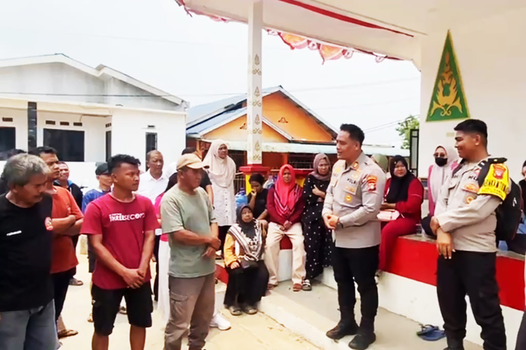 Kapolsek Nongsa AKP Eko Chandra SH MM berdialog dengan warga Kavling Bakau Serip yang mengalami kesulitan mendapatkan air bersih, Senin (5/10/2026)