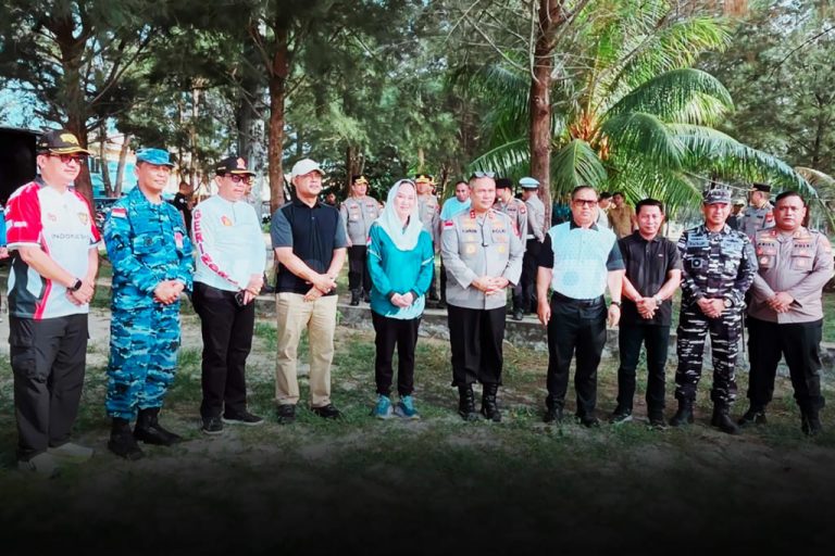 Bupati, TNI-Polri dan warga bersihkan Pantai Piwang, Natuna
