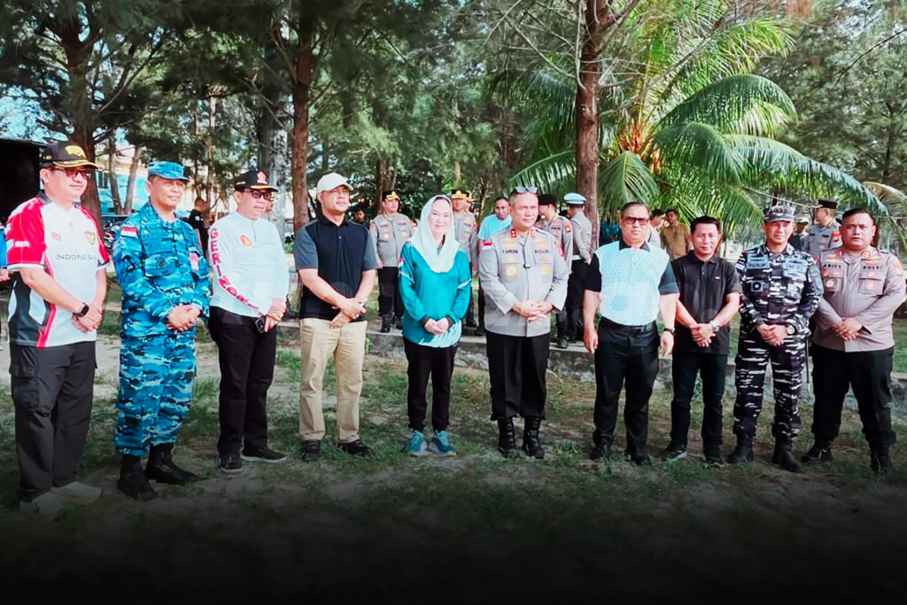 Bupati, TNI-Polri dan warga bersihkan Pantai Piwang, Natuna