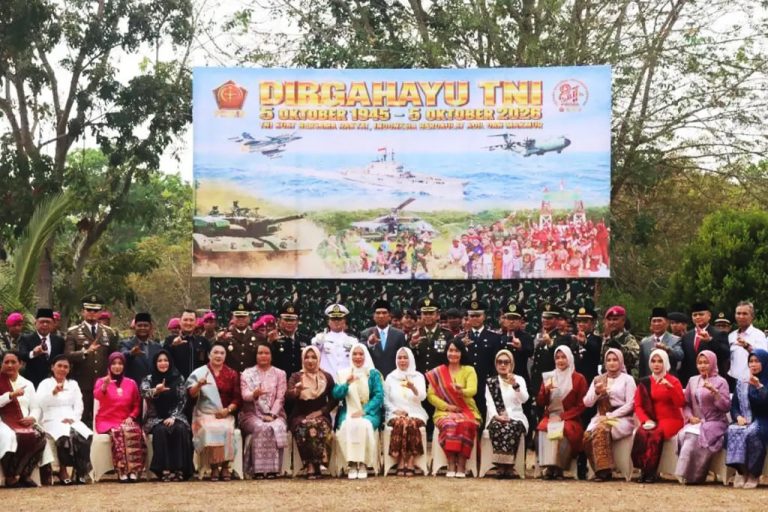 Wakil Bupati Lingga Novrizal bersama Ketua Dekranasda Kabupaten Lingga Feby Sarianty menghadiri upacara HUT ke-81 TNI di Lapangan Mako Lanal Dabo, Senin (5/10/2026)