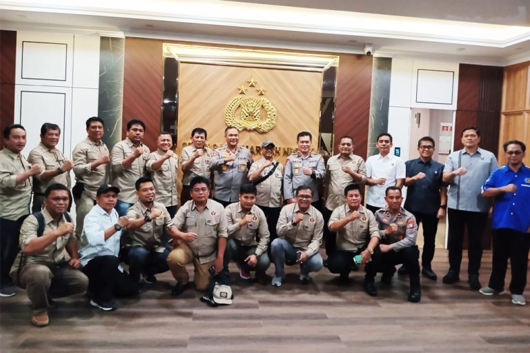Irjen Polisi Asep Safrudin foto bersama pengurus PWI Provinsi Kepri Selasa (14/10/2025)