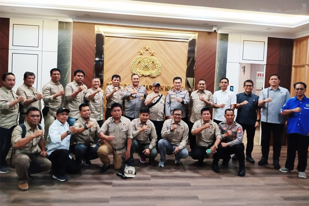 Irjen Polisi Asep Safrudin foto bersama pengurus PWI Provinsi Kepri Selasa (14/10/2025)